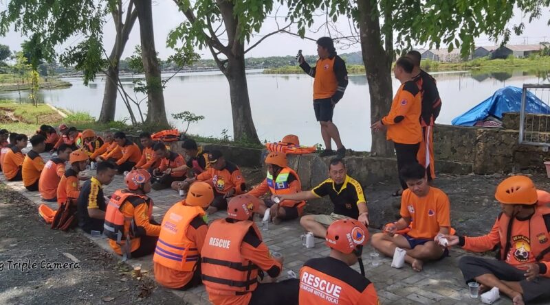 SENKOM Mitra Polri Kabupaten Bekasi bersama BPBD menggelar pelatihan Water Rescue di Danau Wonderful Cikarang City untuk tingkatkan kesiapsiagaan relawan hadapi bencana.